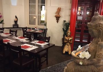 Restaurant von Innen Sicht zur Ein- und Ausgangstür