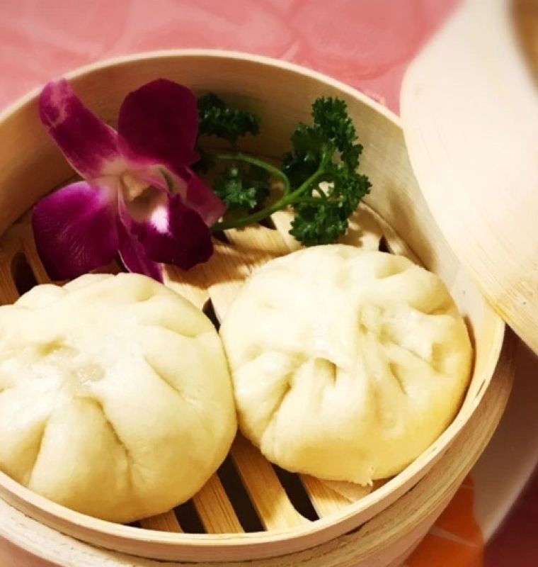 Baozi - gedämpftes Brot mit Schweinefleisch und Gemüse