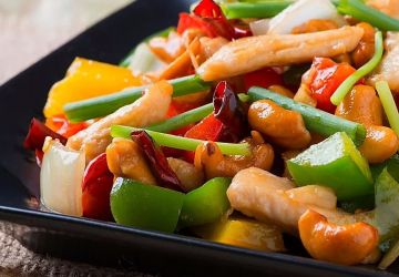 Gai Phad Met - Gebratenes Poulet geschnetzelt mit Cashewnüssen, Peperoni und Champignons