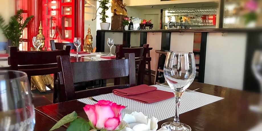 Restaurant Innen mit Sicht zur Bar